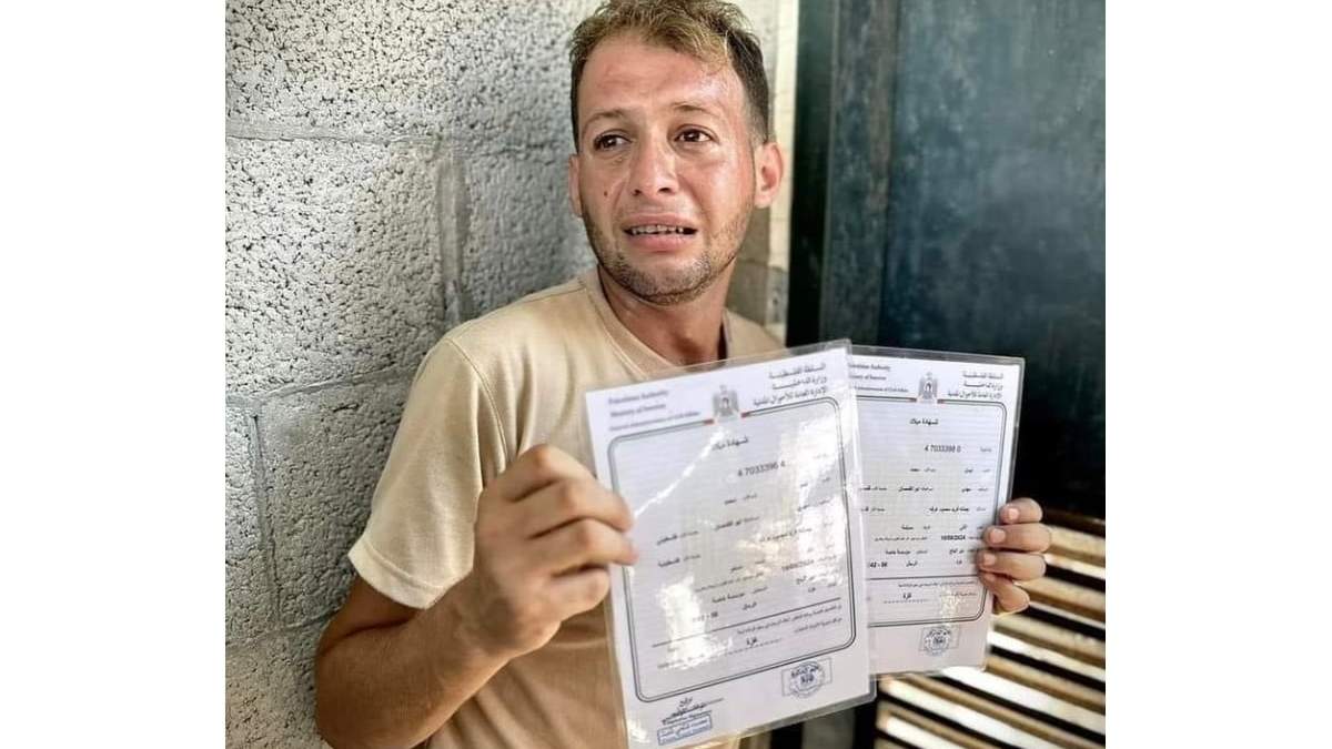 Padre muestra certificados
