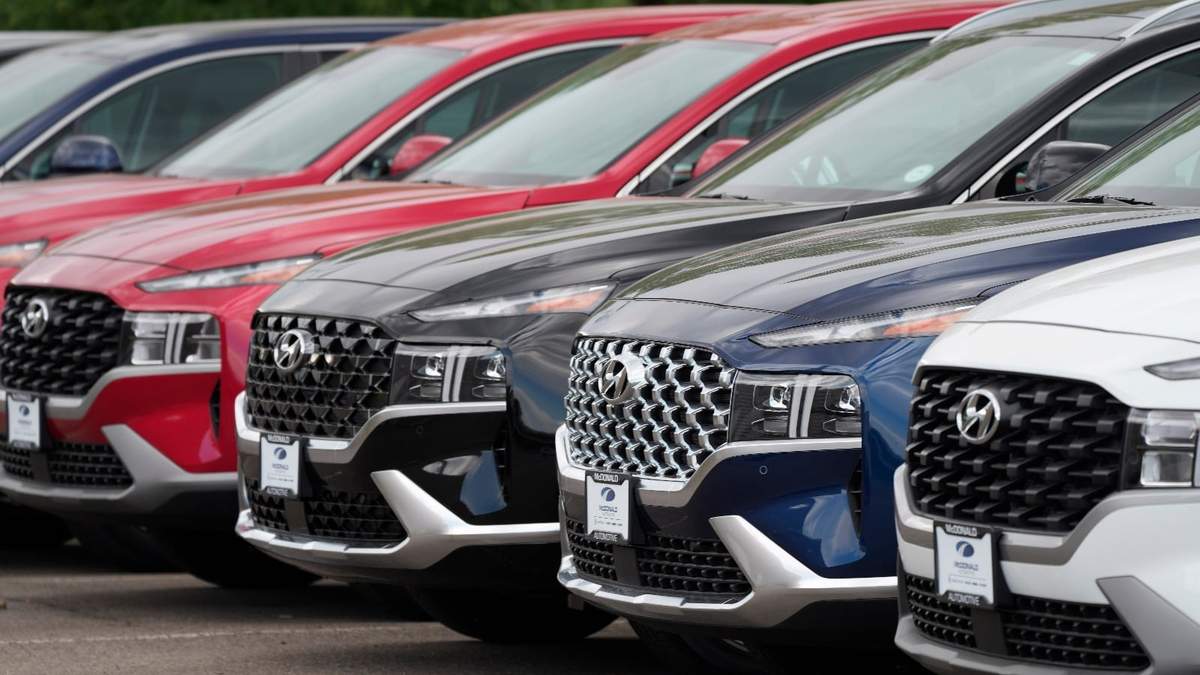 SUVs modelo Santa Fe del 2022 en un concesionario de Hyundai