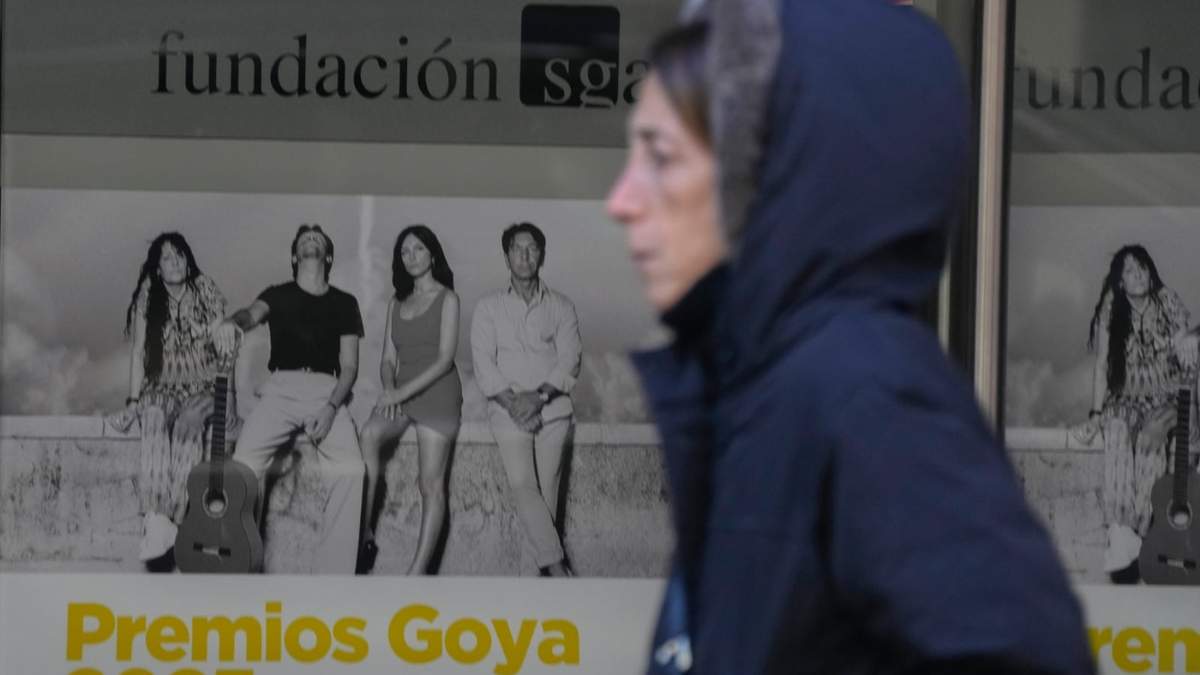 Una mujer pasa junto a carteles que anuncian a los finalistas de los premios Goya en un cine de Madrid, España, el miércoles 5 de febrero de 2025
