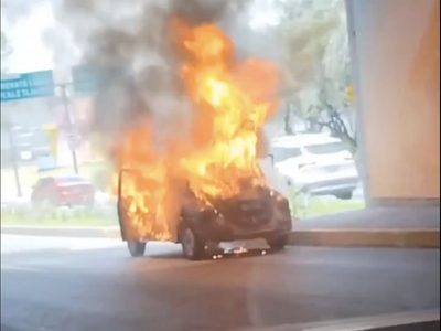 Se incendia un auto en Periférico y Viaducto Tlalpan en CDMX (Video)