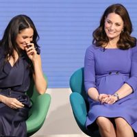 Revelan el curioso objeto que Meghan Markle le obsequió a Kate Middleton al tiempo de conocerla