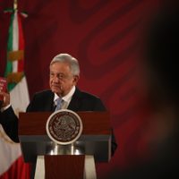 'Aquí está el modelo alternativo” al neoliberalismo, dice AMLO al presumir nuevo libro