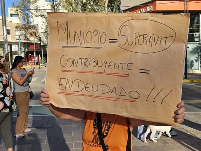 Masiva protesta frente al municipio neuquino por el fuerte incremento en las tasas municipales