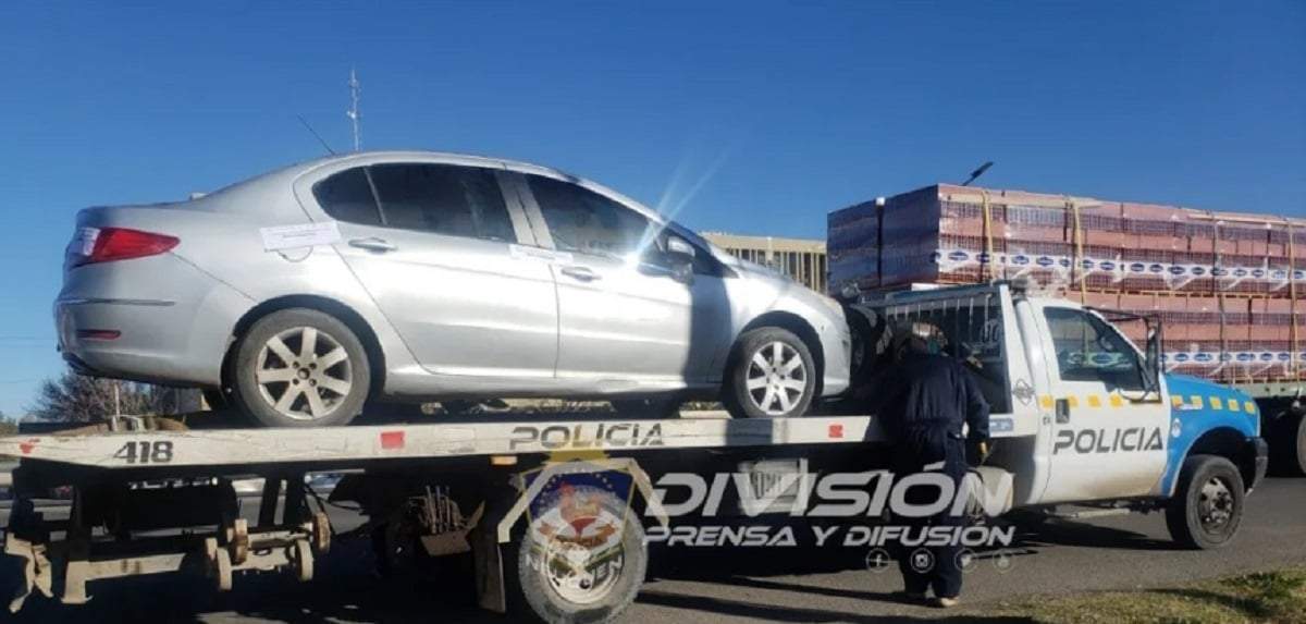 El Peugeot 408 era robado. Fuente: (Policía de Neuquén).
