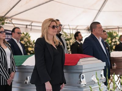 Gobernadora de Chihuahua  encabeza homenaje póstumo a elementos de Agencia Estatal de Investigación