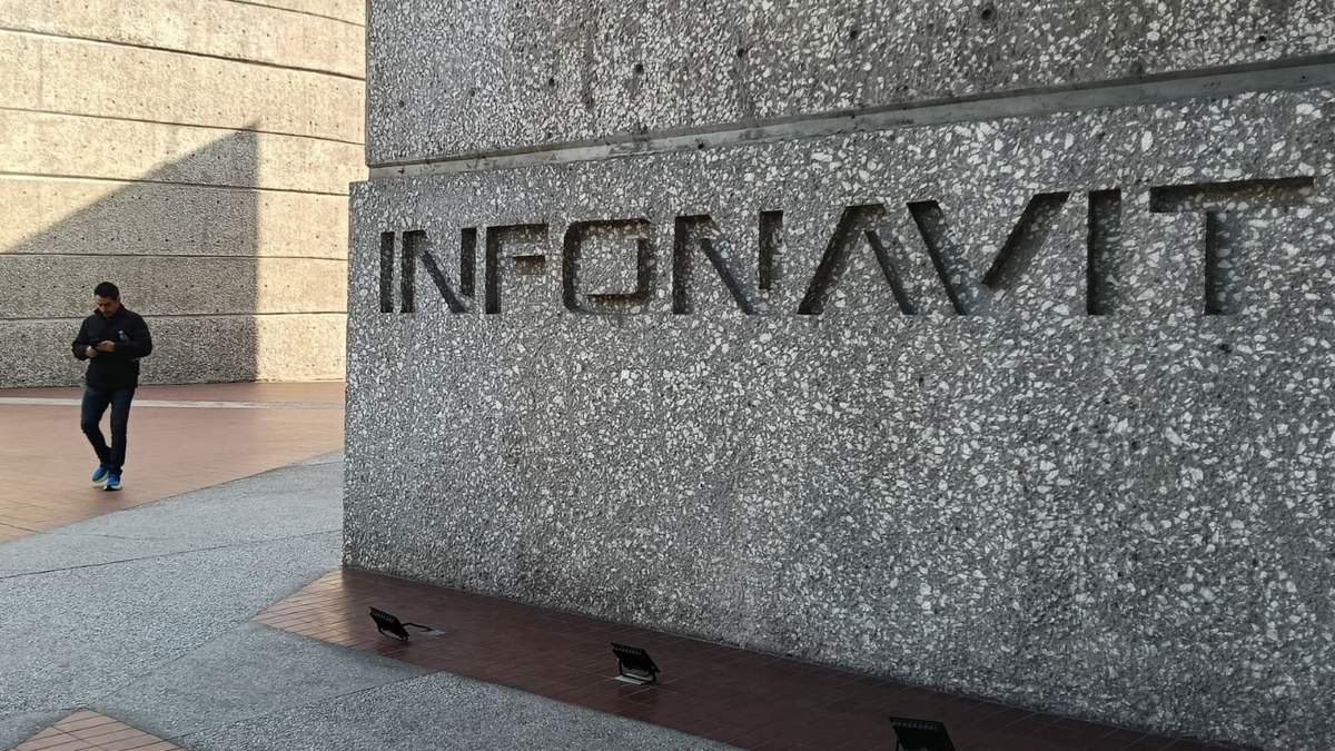 Una persona camina afuera de las instalaciones del Infonavit