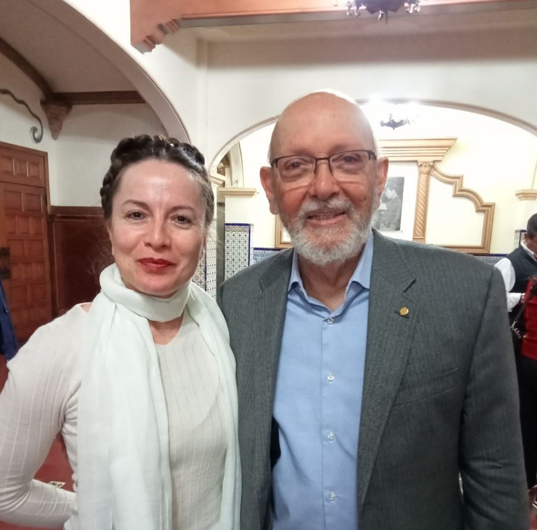 La autora y el prologuista. Foto Cortesía María Guadalupe Meza López