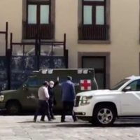 Captan a AMLO caminando en Palacio Nacional portando cubrebocas