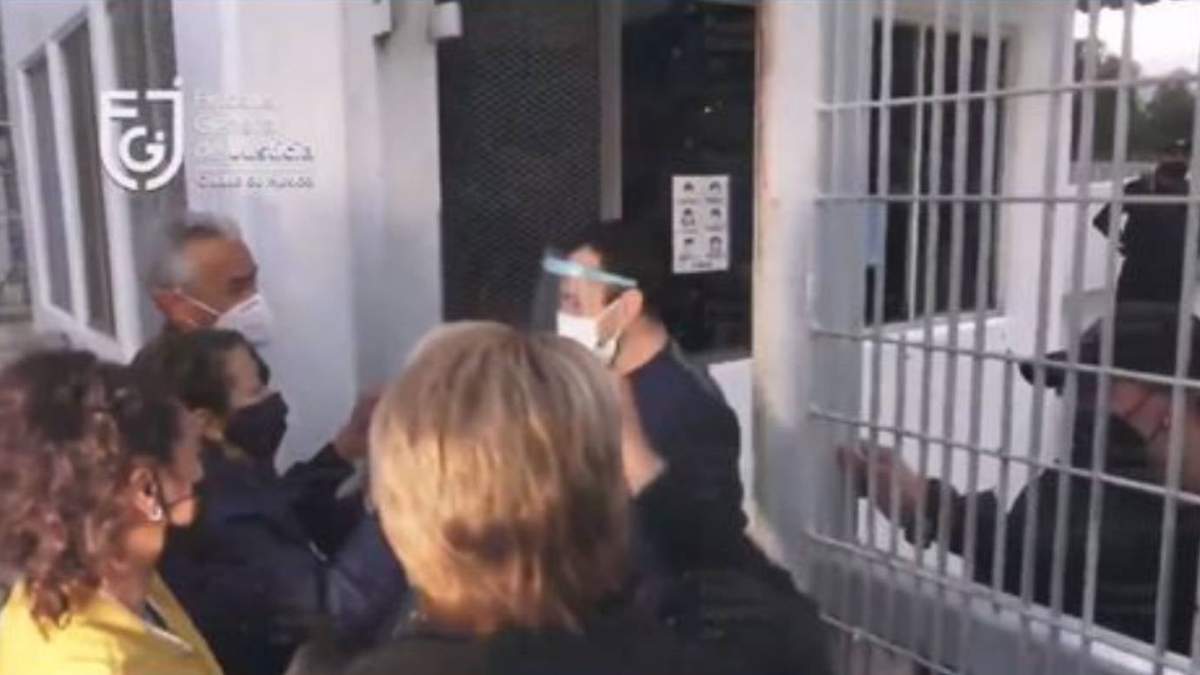 Jonathan fue recibido por sus padres y hermanos afuera del reclusorio