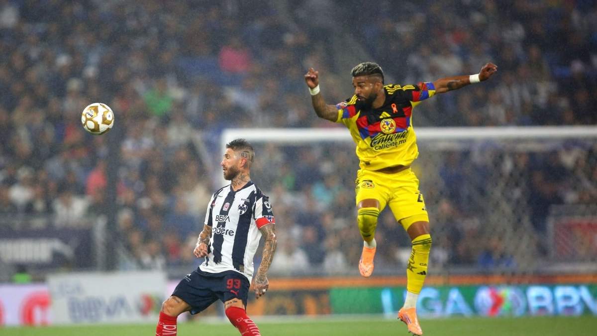 Sergio Ramos de los Rayados del Monterrey, se disputa el balón con Rodrigo Aguirre del América