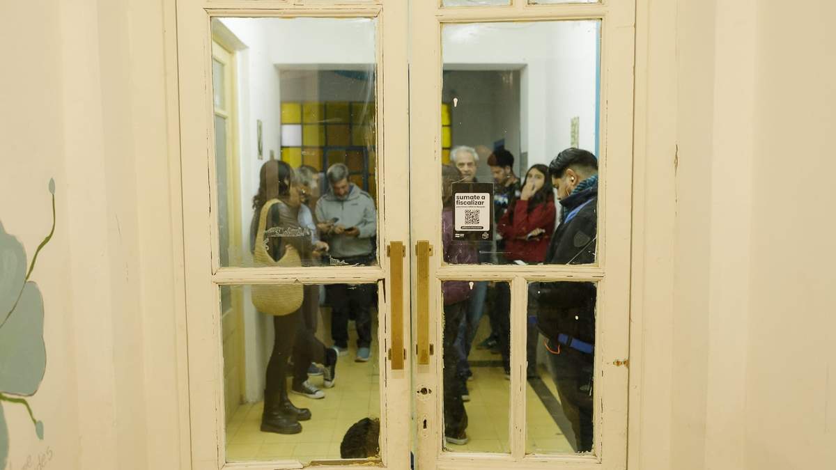 La sede del PJ, mientras se aguadaba el resultado del escrutinio provisorio. Fuente: (Emiliano Ortiz)