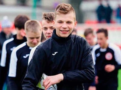 Tremendo impacto de un rayo sobre un joven futbolista en Rusia