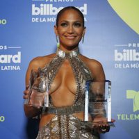 Jennifer López enamora a todos con este vestido blanco que vas a querer tener