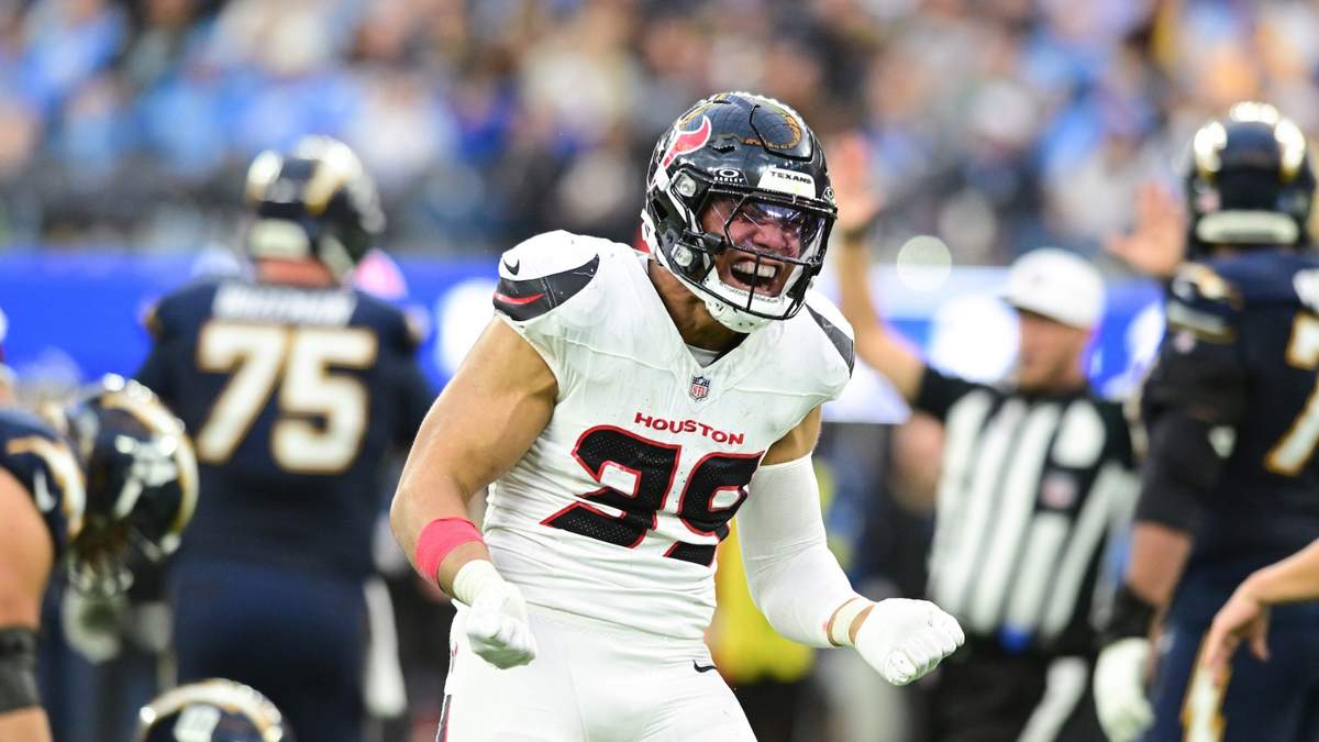Henry To'Oto'O, linebacker de los Texans de Houston, festeja tras capturar al quarterback Justin Herbert
