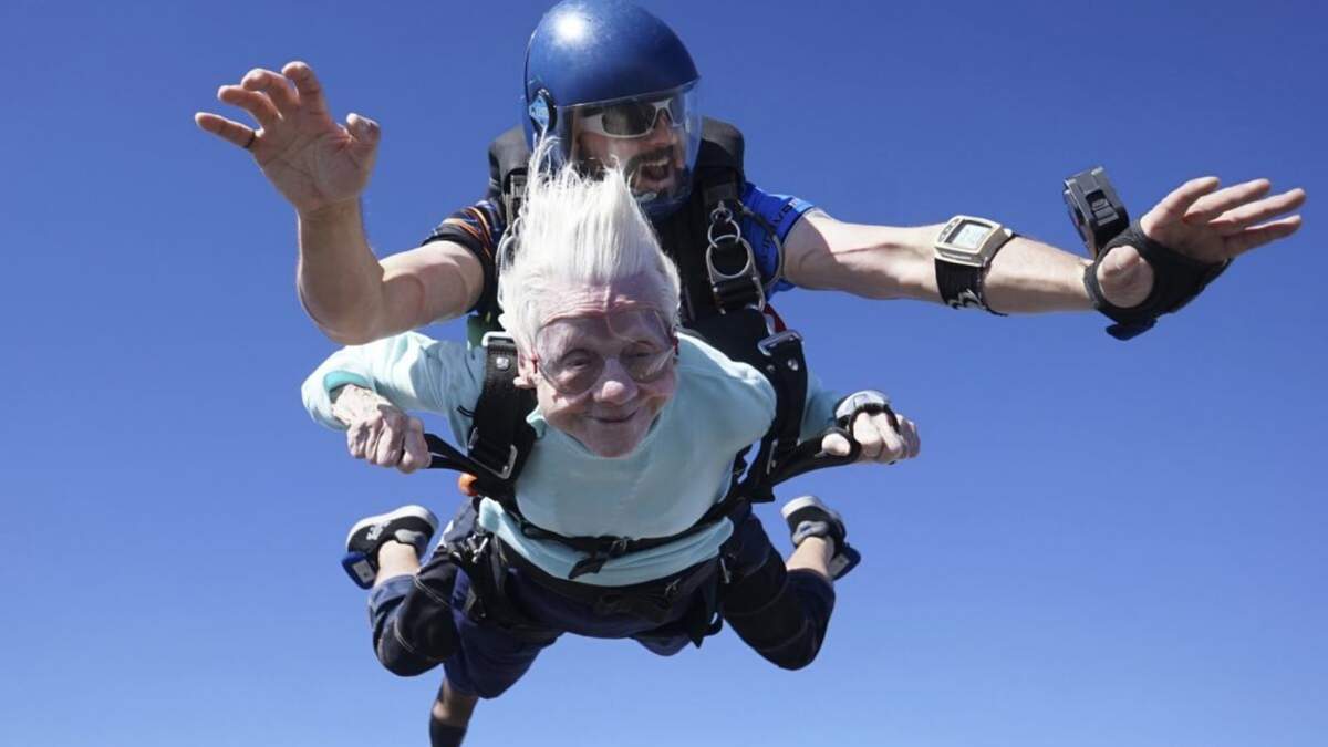 Dorothy Hoffner, mujer de Chicago cuyo reciente salto en paracaídas podría convertirla en la persona más longeva del mundo en saltar desde un avión según el Guinness World Records