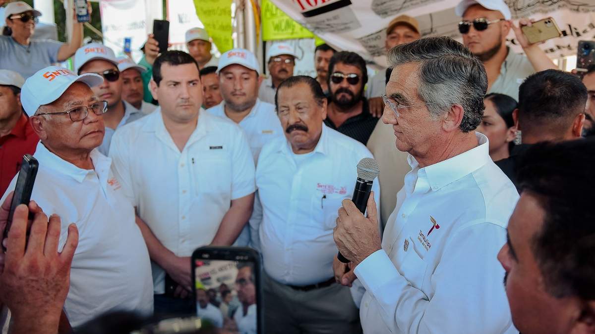 Américo acude a dialogar con las y los maestros; les pide reanudar las clases