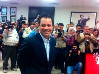 Precandidato priista presume que recibe asesorías gratuitas del exdirector del FBI