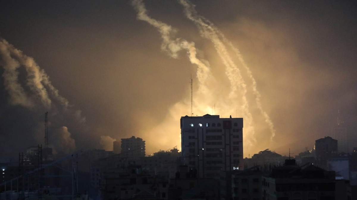 Humo y explosiones causadas por bombardeos israelíes