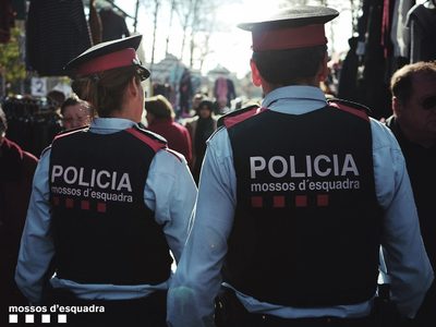 Mujer hace la señal de socorro internacional contra violencia machista y detienen a su agresor