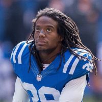 El exjugador de la NFL Sergio Brown es arrestado y acusado de asesinar a su madre