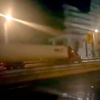 Joven de 21 años conducía tráiler en sentido contrario sobre Periférico (video)