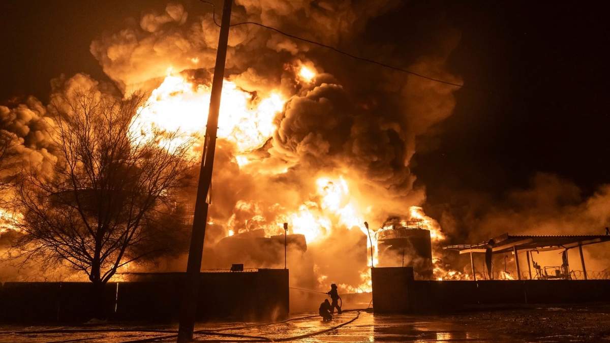 Bomberos extinguen un incendio tras un ataque ruso en un vecindario residencial en Járkiv, Ucrania, este sábado
