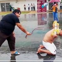 Exdelegado municipal se flagela en protesta por el "abandono" que vive Tabasco
