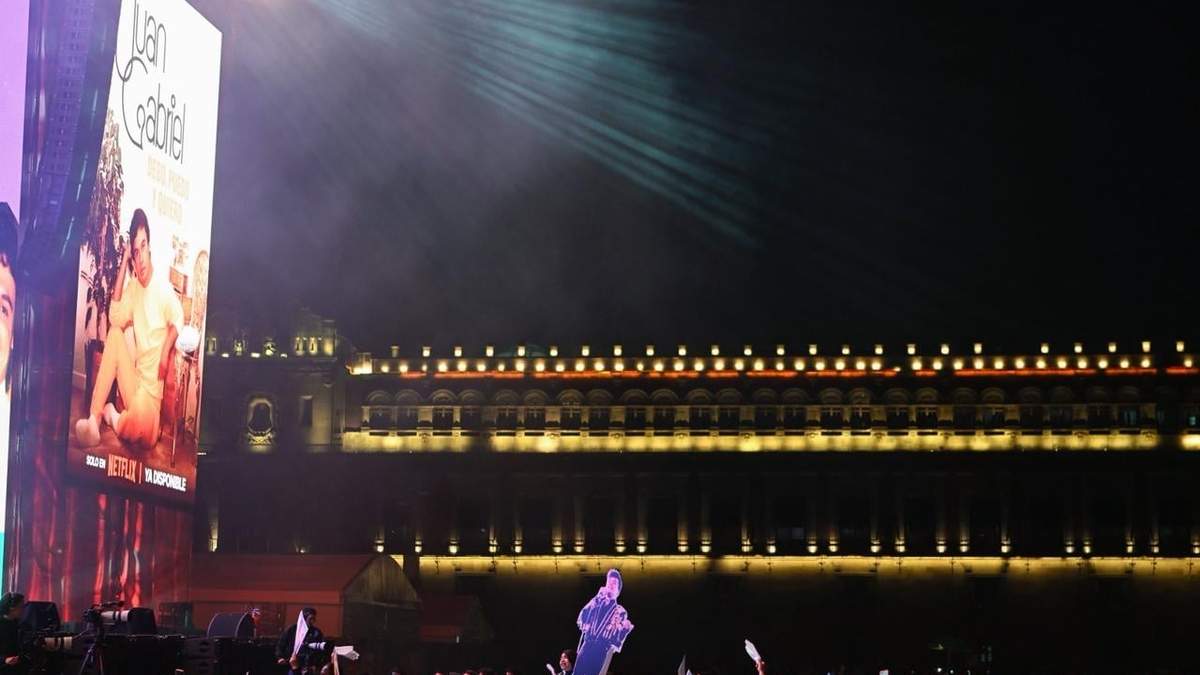 Proyección de concierto de Juan Gabriel reunió a 170 mil seguidores en Zócalo de la CDMX