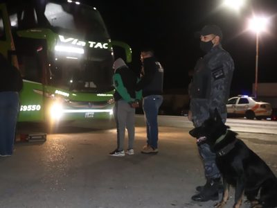 Fue detenido en Allen por viajar con sustancia ilegal en su mochila
