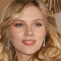 Scarlett Johansson se grabó en el gimnasio para unirse al reto de Hollywood