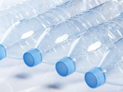 Con una botella de plástico, creá el portarretratos más original y vistoso para lucir en tu living o regalar