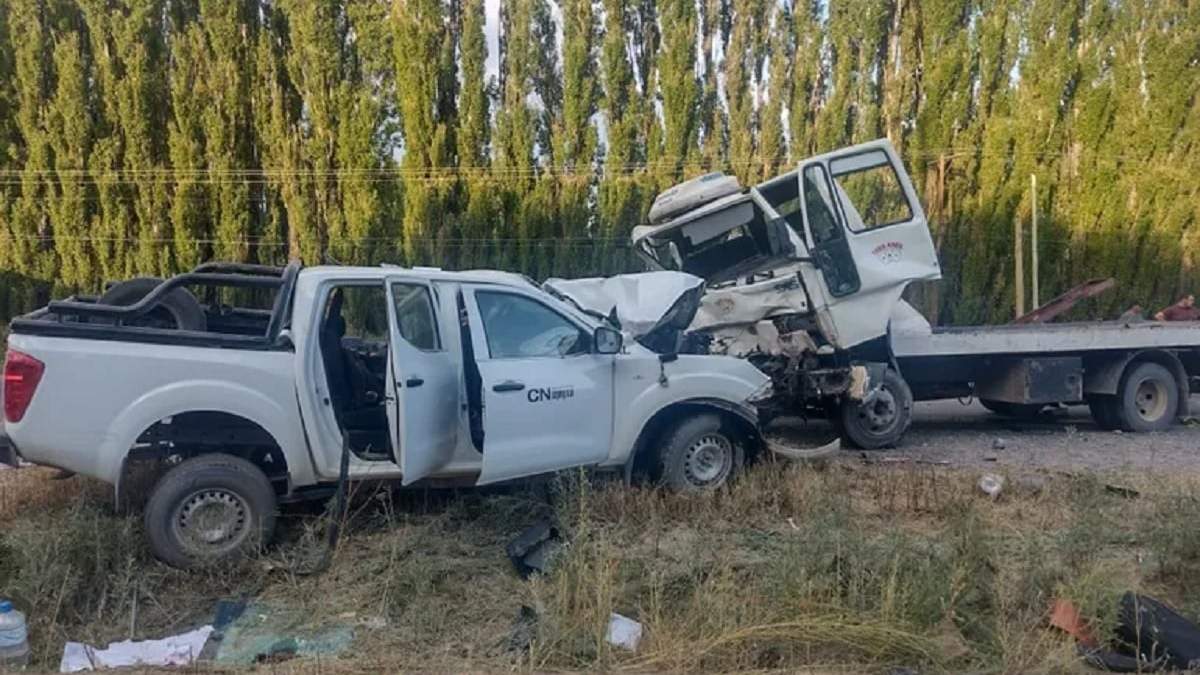 Las víctimas fatales circulaban en la camioneta Nissan dela firma CN Sapag. Fuente (X)