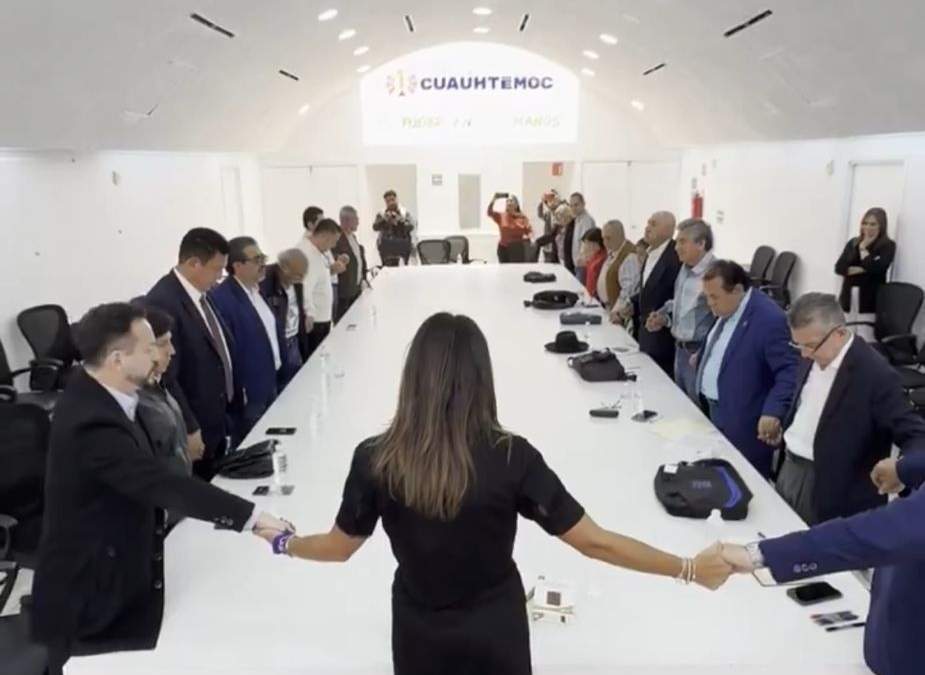 La alcaldesa en el momento de la oración