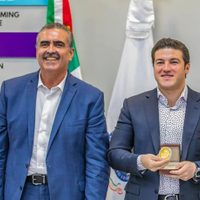 Alcaldes de PRI y PAN acusan a Samuel García de retenerles participaciones federales