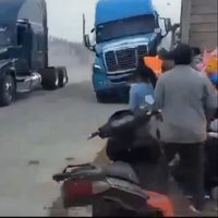 Tragedia en arrancones de tráileres: Un tractocamión arrolla a asistentes; mueren tres (Videos)