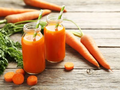 El jugo natural y fácil de hacer en casa que te hará lucir más bronceada y deshinchada en solo una semana