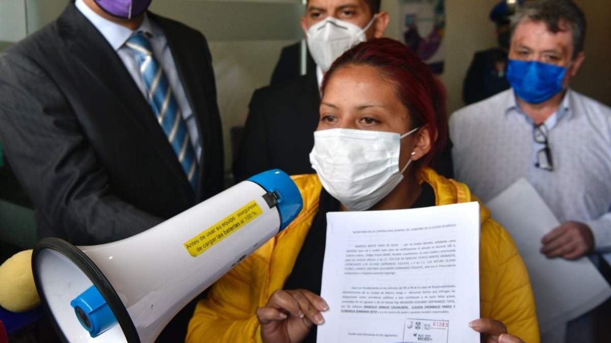 Marisol Tapia, madre de Brandon Giovanni, presentó una queja ante la Contraloría local contra una veintena de funcionarios por el desplome de la Línea 12