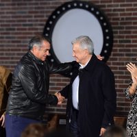 Promete AMLO firmar, a mano, 1 millón de recomendaciones a becarios