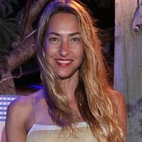 Andrea Bursten brilló con la paleta de colores del otoño y un outfit totalmente desafiante