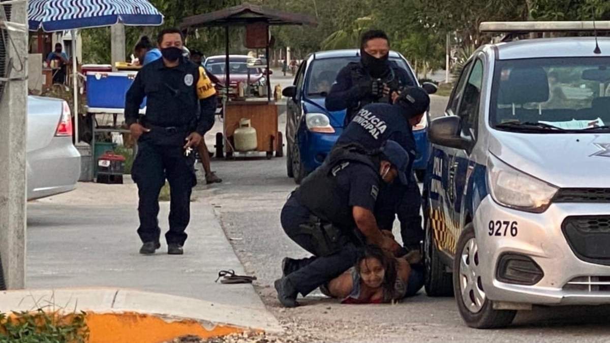 En los hechos se aprecia la participación de al menos cuatro policías municipales de Tulum