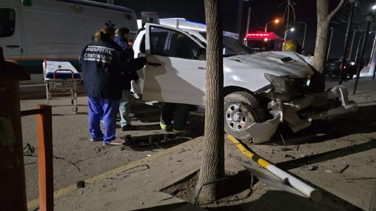 La camioneta chocó con violencia contra el árbol. Fuente (Centenario Digital)