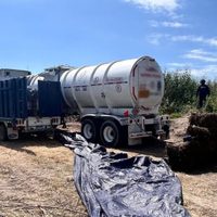 Detienen a dos huachicoleros cuando extraían combustible de un ducto de Pemex