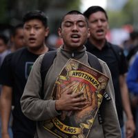 CDMX: marcharon 7 mil personas  por Ayotzinapa; ONG reporta cuatro lesionados