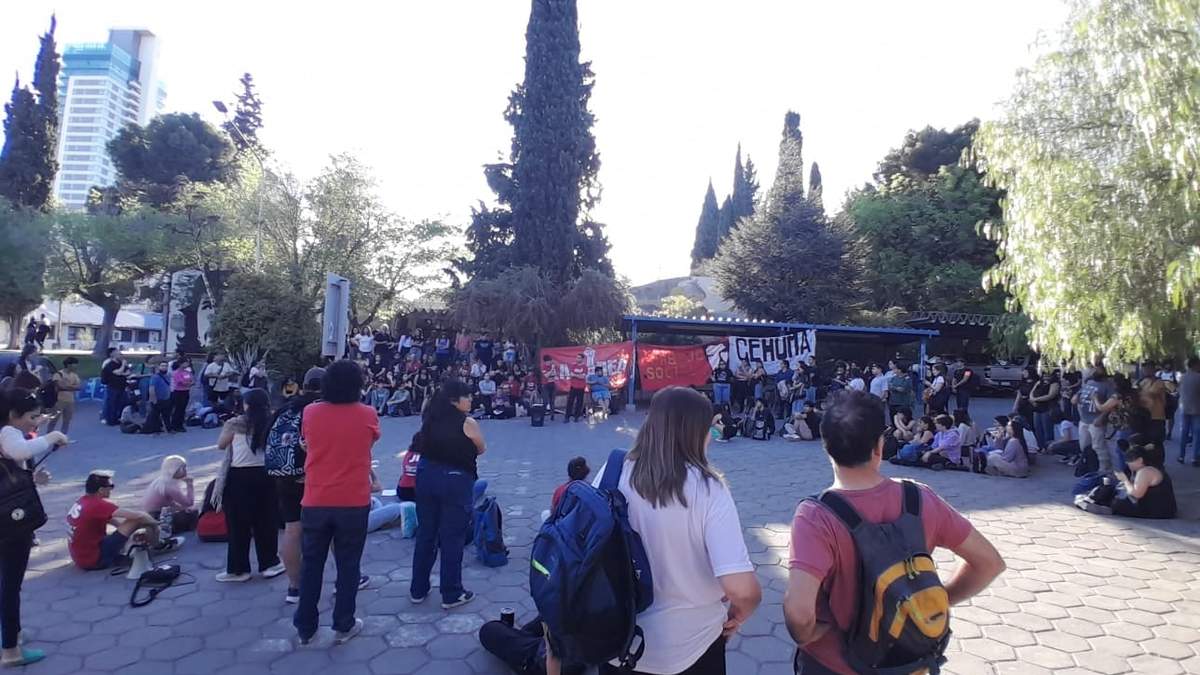 La asamblea se realizó el en playón de la UNCO. Fuente: (X)