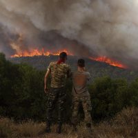 Grandes incendios forestales fuerzan evacuaciones cerca de Atenas