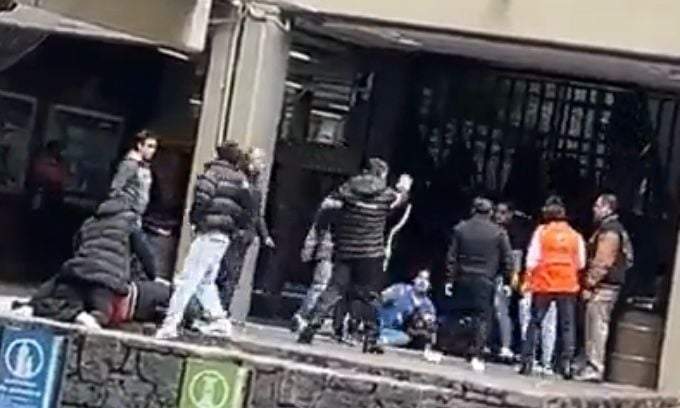 Estudiantes someten y detienen a dos atacantes