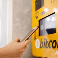 El Salvador avanza en la implantación del Bitcoin e instala cajeros automáticos para la criptomoneda
