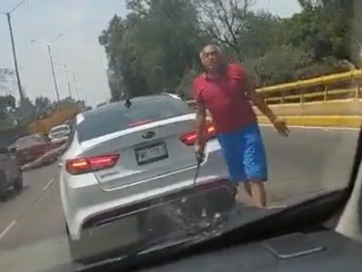 Un hombre ataca a una familia con un bastón de automóvil; policías lo capturan (Video)