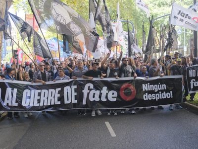 Trabajadores de FATE se manifestaron y la policía respondió con el protocolo antipiquetes
