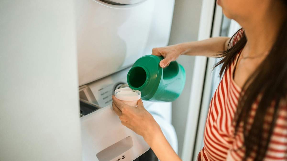 Puedes utilizar vinagre para limpiar y sacar el sarro del lavarropa de manera natural